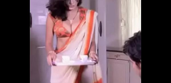  Sonam bhabhi in saree dropping boobs show to devar